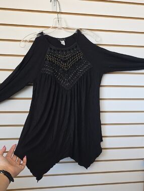VENUS Black Boho Embellished Cold-Shoulder Top Med
